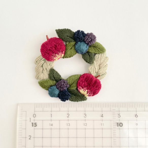 りんごのリース＊刺繍ブローチ 9枚目の画像