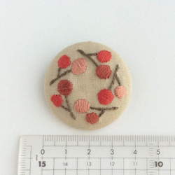 木の実の刺繍ブローチ＊赤 5枚目の画像