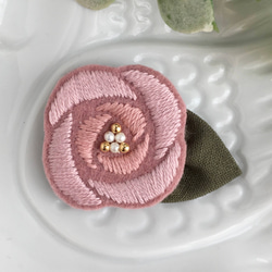 バラの刺繍ブローチ＊ピンク 1枚目の画像