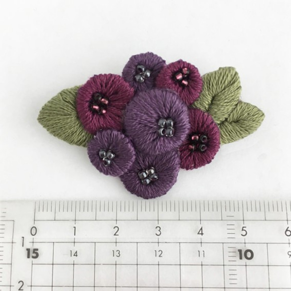 ジューンベリーの刺繍ブローチ 5枚目の画像