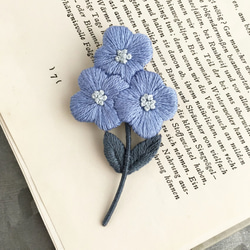 ［受注制作］小さな花の刺繍ブローチ＊ブルー 1枚目の画像