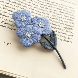 ［受注制作］小さな花の刺繍ブローチ＊ブルー 2枚目の画像
