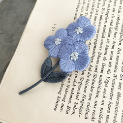 ［受注制作］小さな花の刺繍ブローチ＊ブルー 3枚目の画像
