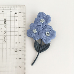 ［受注制作］小さな花の刺繍ブローチ＊ブルー 6枚目の画像