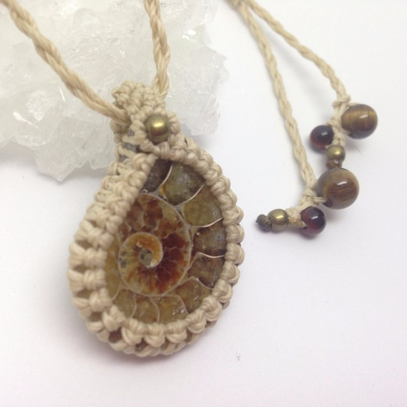 アンモナイト化石 マクラメネックレス マダガスカル産アンモナイト化石＆きらきらアゲートのマクラメ