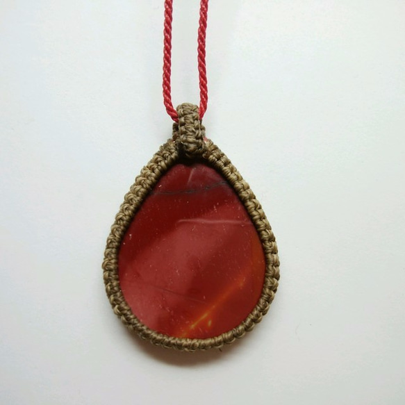 真っ赤なムーカイト 天然石マクラメ編みペンダント 4枚目の画像