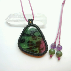 ルビーインゾイサイト 天然石マクラメ編みペンダント 2枚目の画像