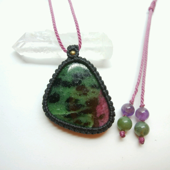 ルビーインゾイサイト 天然石マクラメ編みペンダント 2枚目の画像