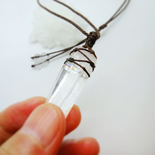 水晶ポイントとブラスチャームたちの天然石マクラメ編みネックレス 水晶ポイントとブラスチャームたちの天然石マクラメ編みネックレス