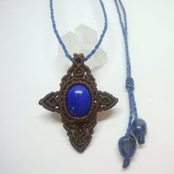 ラピスラズリ 天然石マクラメ編みクロスペンダント 1枚目の画像