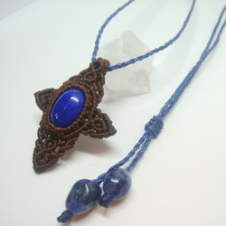 ラピスラズリ 天然石マクラメ編みクロスペンダント 2枚目の画像