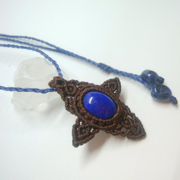 ラピスラズリ 天然石マクラメ編みクロスペンダント 3枚目の画像