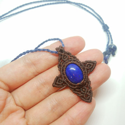 ラピスラズリ 天然石マクラメ編みクロスペンダント 4枚目の画像
