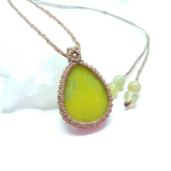 新緑色のサーペンティン 天然石マクラメ編みペンダント 1枚目の画像