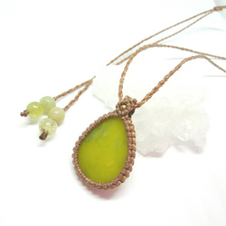 新緑色のサーペンティン 天然石マクラメ編みペンダント 2枚目の画像
