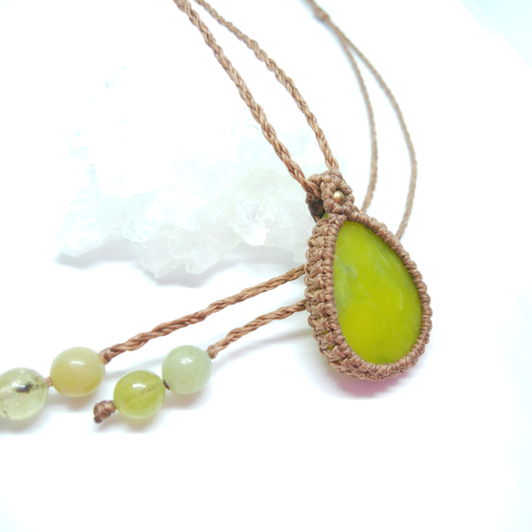 新緑色のサーペンティン 天然石マクラメ編みペンダント 3枚目の画像
