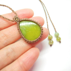 新緑色のサーペンティン 天然石マクラメ編みペンダント 4枚目の画像