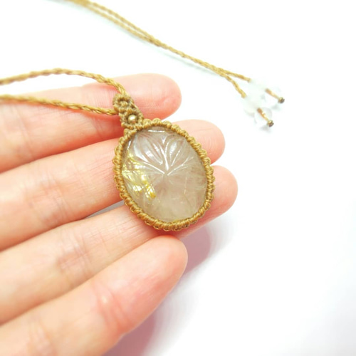 ゴールドルチルクォーツ カービング 天然石マクラメ編みペンダント