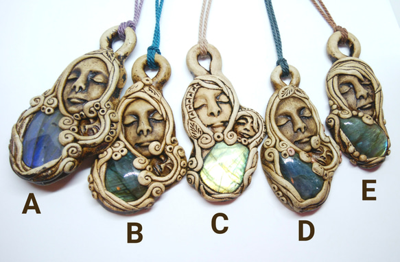 聖母のラブラドライト 天然石マクラメ編みペンダント 1枚目の画像