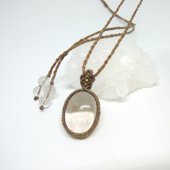 ルチルクォーツ 天然石マクラメ編みペンダント 1枚目の画像