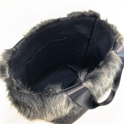 褶皺手提包 [義大利生態毛皮（黑色/灰色）x 特殊輕質材質（黑色）] 寬角板 第3張的照片