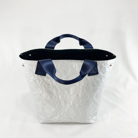 特殊輕質材質皺紋水桶手提包（銀色 x 海軍藍） *手柄顏色：海軍藍 第6張的照片