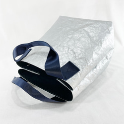 特殊輕質材質皺紋水桶手提包（銀色 x 海軍藍） *手柄顏色：海軍藍 第7張的照片