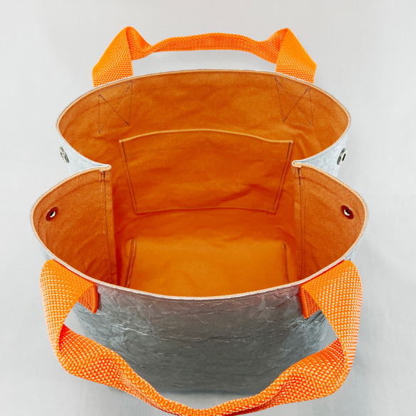 特殊輕質材質皺紋水桶手提包（銀色x淺橙色）*手柄顏色：霓虹橙色 第5張的照片