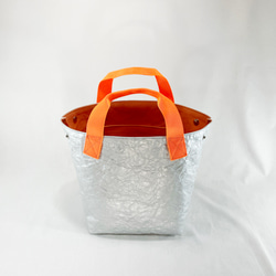 特殊輕質材質皺紋水桶手提包（銀色x淺橙色）*手柄顏色：霓虹橙色 第6張的照片
