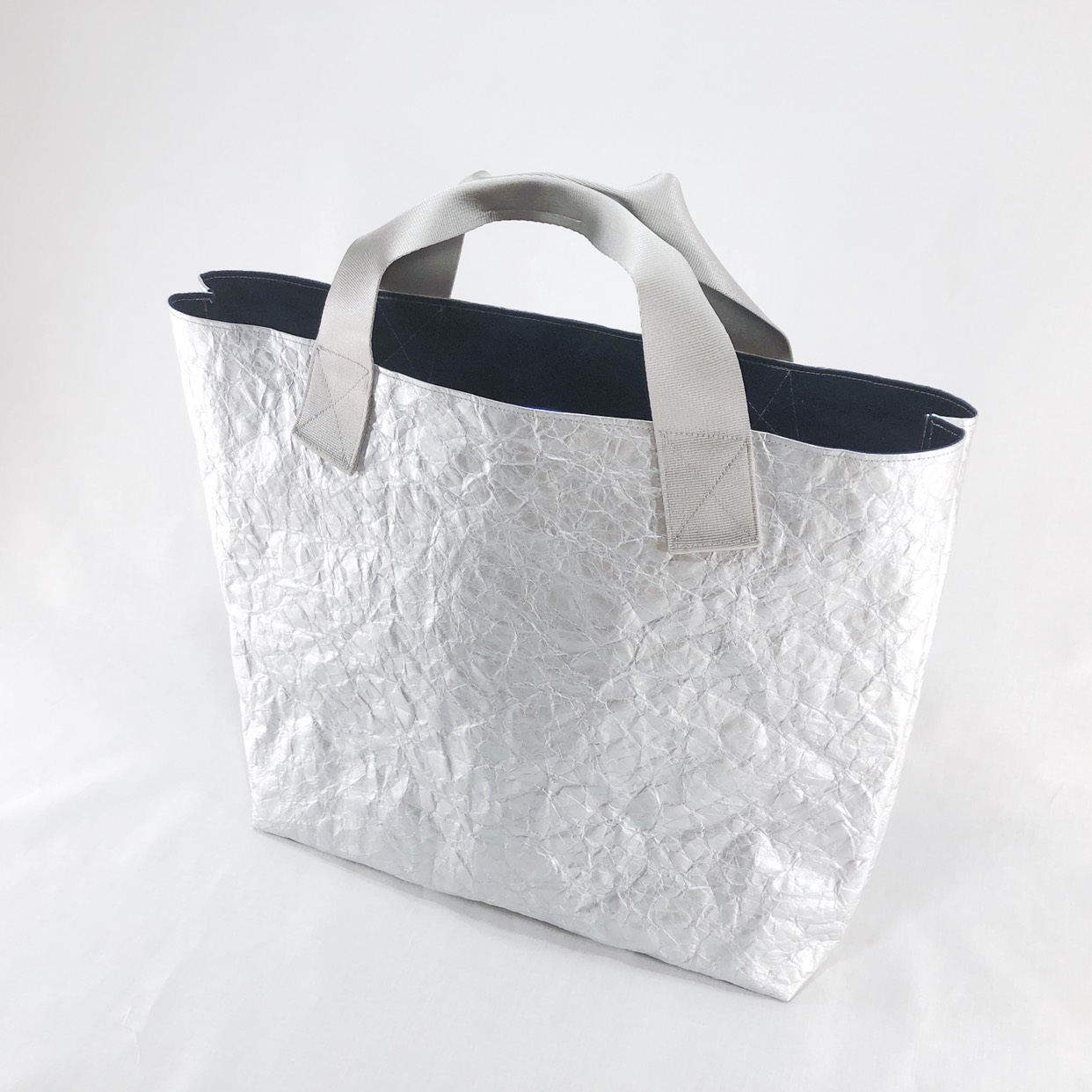 特殊軽量素材 シワ加工トート(シルバー) M トートバッグ licono 通販