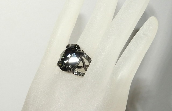 ☆ 新作 ☆ SWAROVSKI ブラックダイヤモンド ジュエリーリング Ⅲ 3枚目の画像