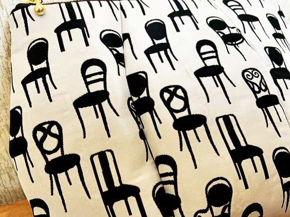 バルーンポーチシルバーグレー☆２０センチファスナー☆イタリア製椅子柄 4枚目の画像
