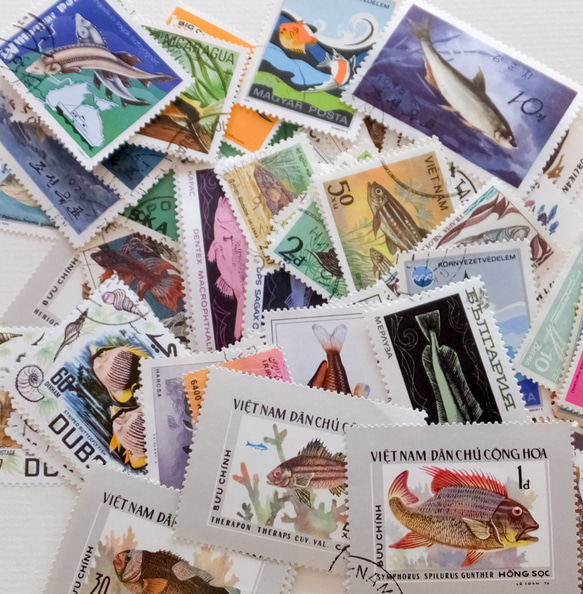 魚の切手　60枚　外国切手　 3枚目の画像