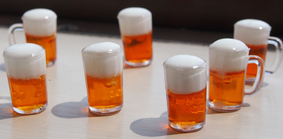 極小ミニチュアサンプルのビールジョッキのキーホルダー 1枚目の画像