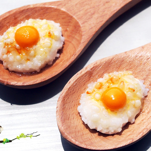 つやつや卵かけごはんの食品サンプル 天然木製キーホルダー