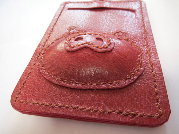 ブタ革のブタ顔のパスケース　赤 2枚目の画像