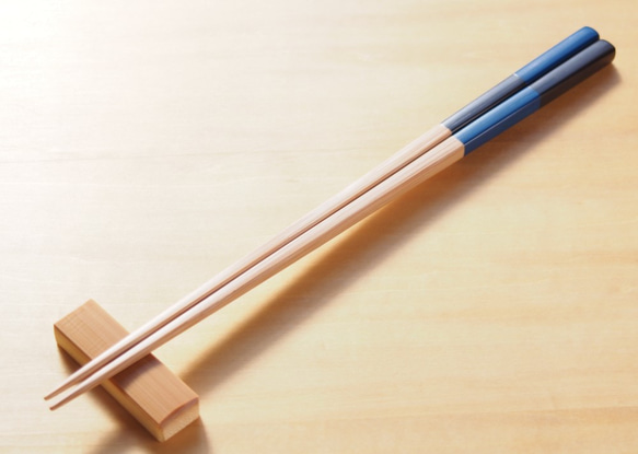 竹・自然塗料箸　05-22-CH  サファイア　 1枚目の画像