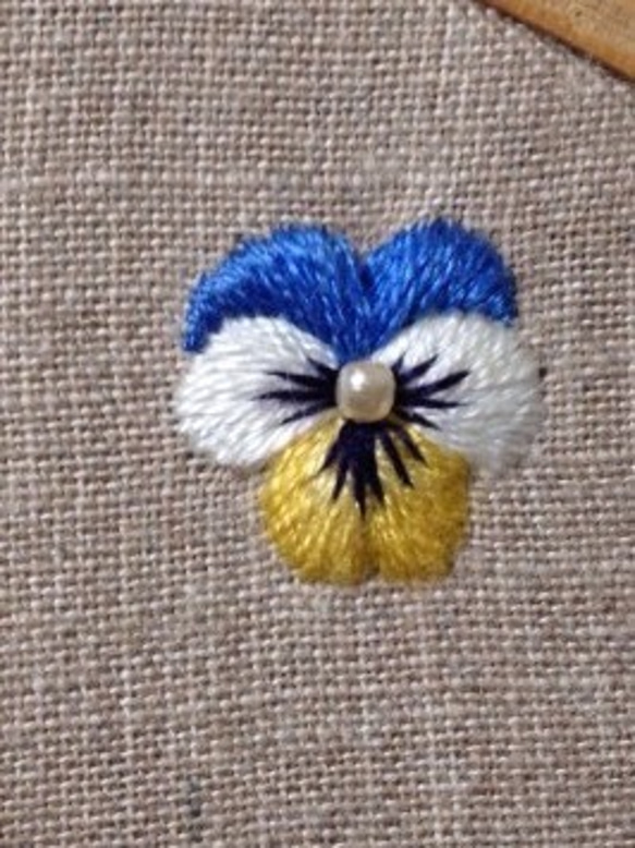 パンジー刺繍ピアス 2枚目の画像