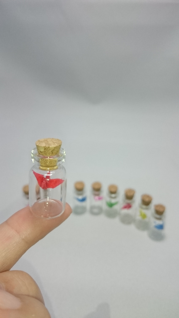 小さな小さな折り鶴をガラス瓶に詰めて 1枚目の画像