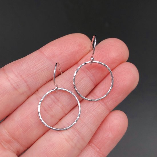 サークルピアス 槌目(M) silver925