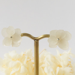 【再販】紫陽花（ホワイト）のレジンイヤリング 2枚目の画像