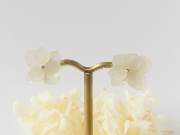 【再販】紫陽花（ホワイト）のレジンイヤリング 2枚目の画像