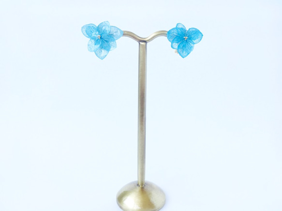 【新色♪】紫陽花（ブルー）のレジンイヤリング 2枚目の画像