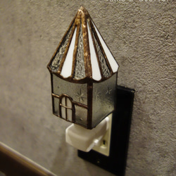 【おうち型のランプ】フットライト　コンセントランプ　おやすみランプ　昭和アンティークガラス使用 6枚目の画像