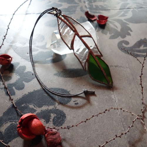 ステンドグラス　小花　パネル　サンキャッチャー 羽【グラス グリーン× クリア】＊＊ステンドグラス サンキャッチャー