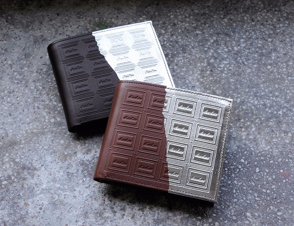 革のチョコレート・二つ折り財布（銀の包み紙） 1枚目の画像