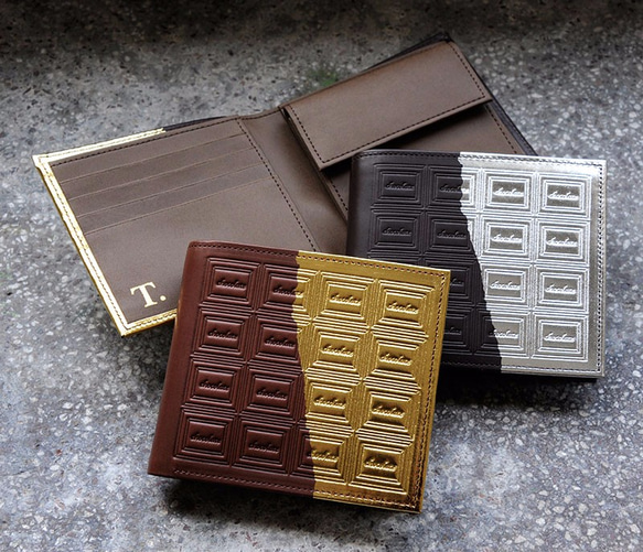 革のチョコレート・二つ折り財布（銀の包み紙） 2枚目の画像