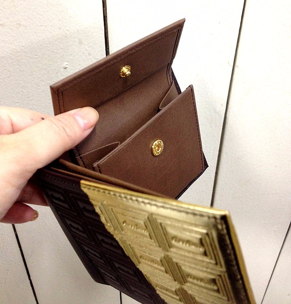 革のチョコレート・二つ折り財布（銀の包み紙） 3枚目の画像