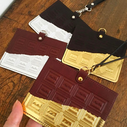 革紐付き　革のチョコ・カードホルダー　スイート（金の包み紙）ストラップ付き 2枚目の画像
