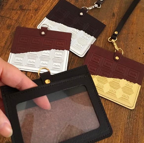 革紐付き　革のチョコ・カードホルダー　スイート（金の包み紙）ストラップ付き 3枚目の画像
